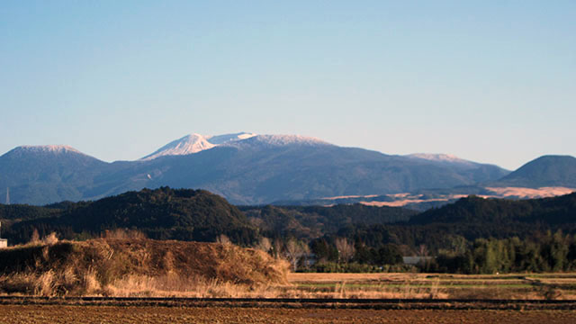 西小林から見た霧島連山。左から高千穂の峰、ひな守岳、韓国岳